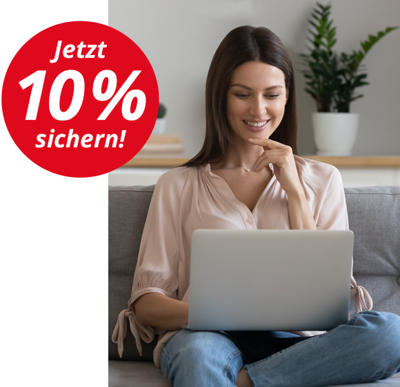 Junge Frau mit Tablet bei der Newsletteranmeldung